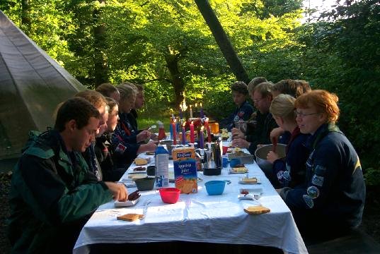 Hyggeligt morgenbord i det fri